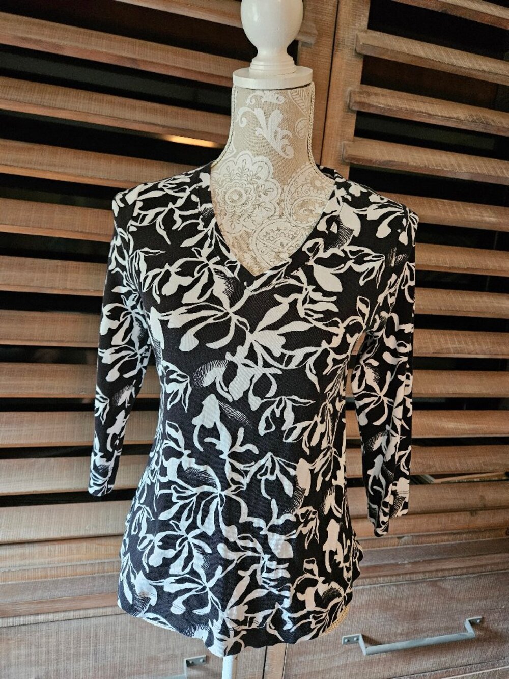 Womens Black and white Chico`s Flower Print Shirt Petite 0P